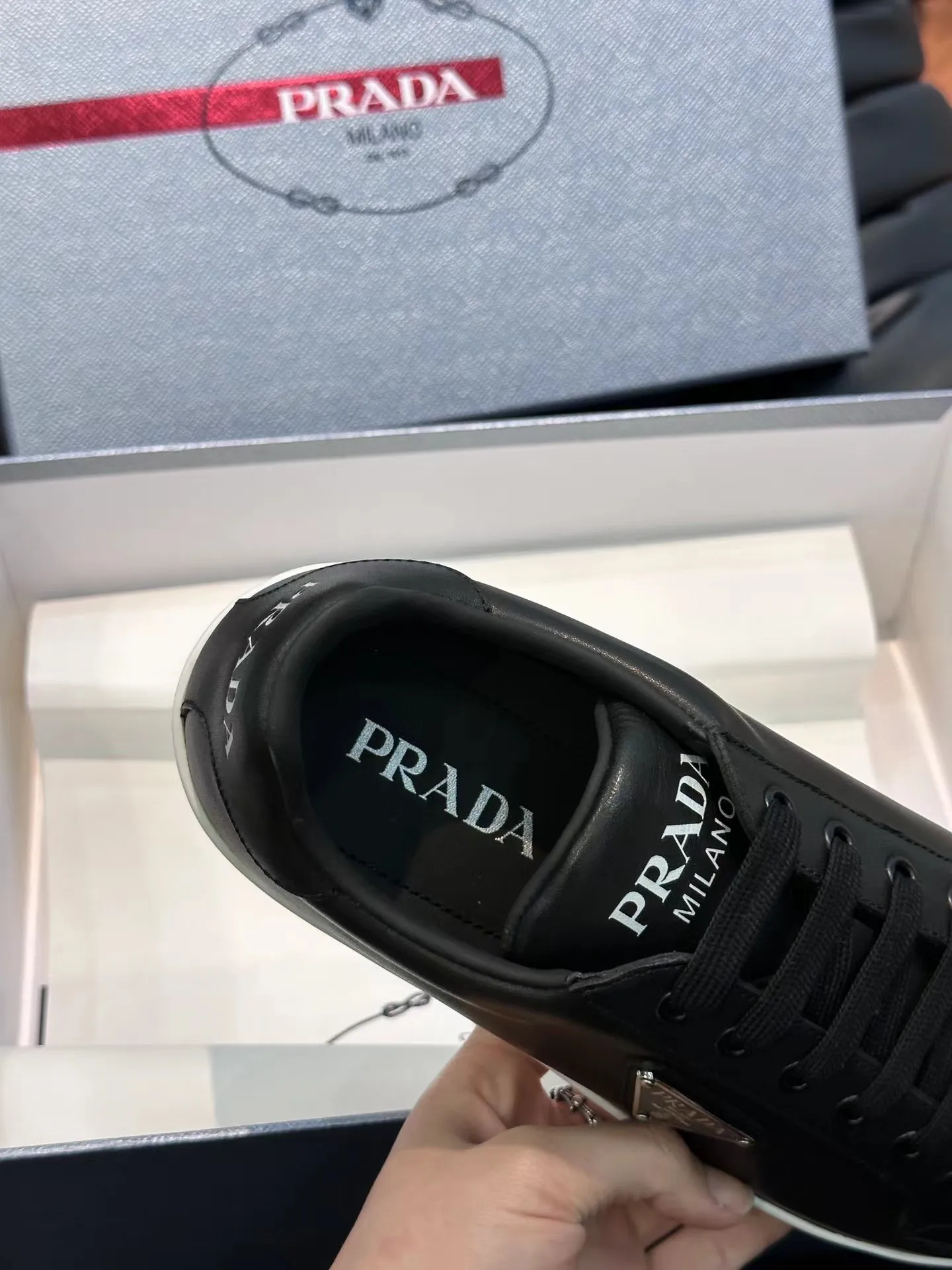 P380 Yuan 38-45 Prada Prada’s new men’s leather sports shoes, the highest version on the market, any comparison is welcome🆚! The original leather has excellent texture and is super high-end! Fetal sheep net lining imported from Italy, removable pad! Luxurious materials and fine workmanship, highly recommended!